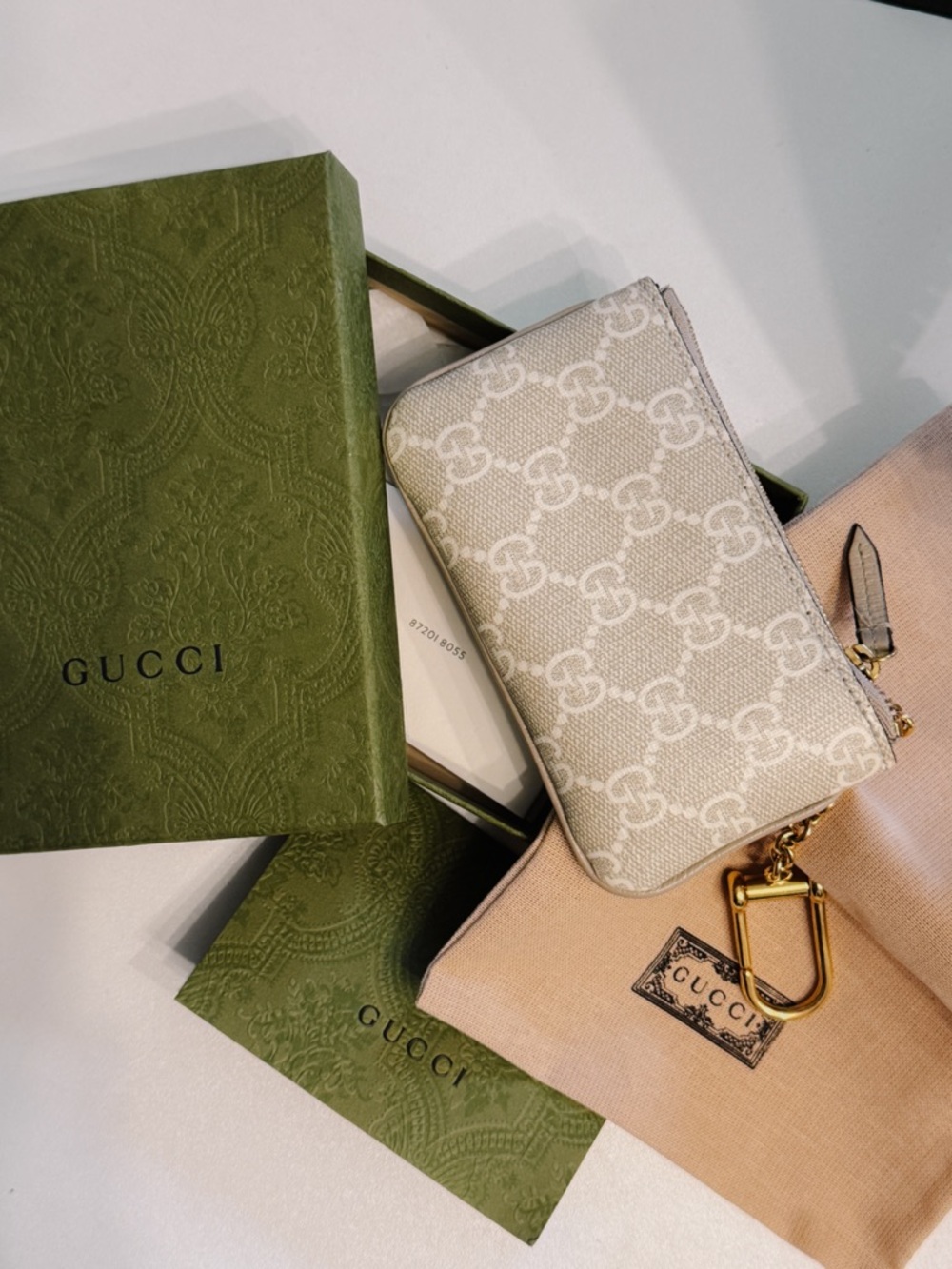 Gucci Beige/White GG Supreme Zip Card Holder with Gold Clip
